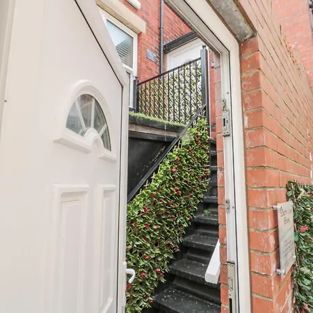 Daire Ellerby Lane House *